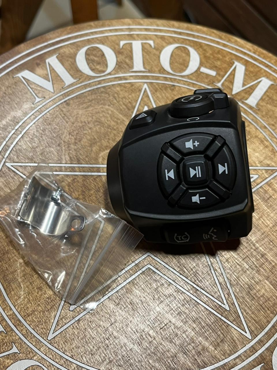 Правый пульт для RH1250S SPORTSTER S, RA1250S PAN AMERICA - OEM Harley-Davidson 71500556 восстановленный