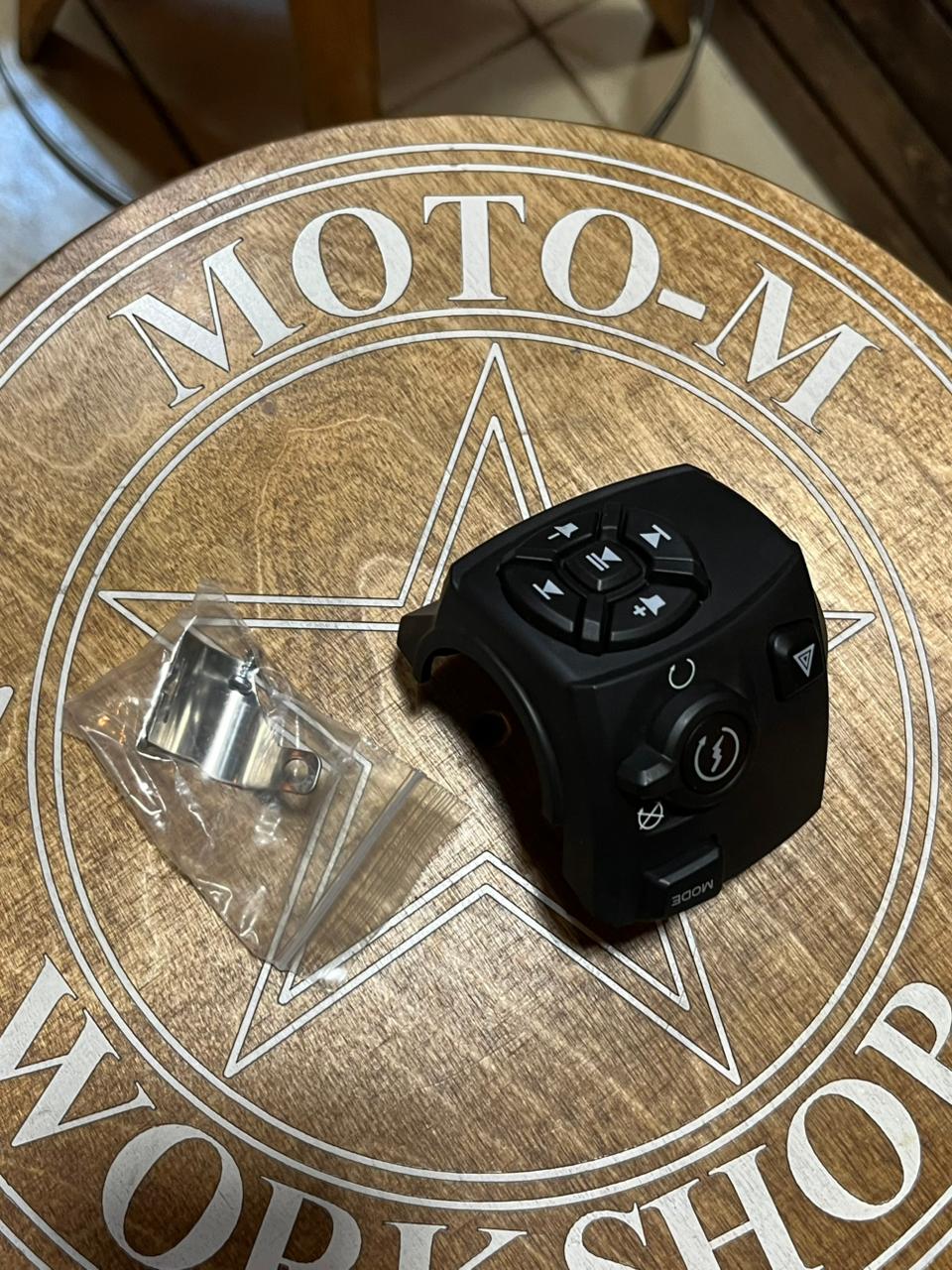 Правый пульт для RH1250S SPORTSTER S, RA1250S PAN AMERICA - OEM Harley-Davidson 71500556 восстановленный