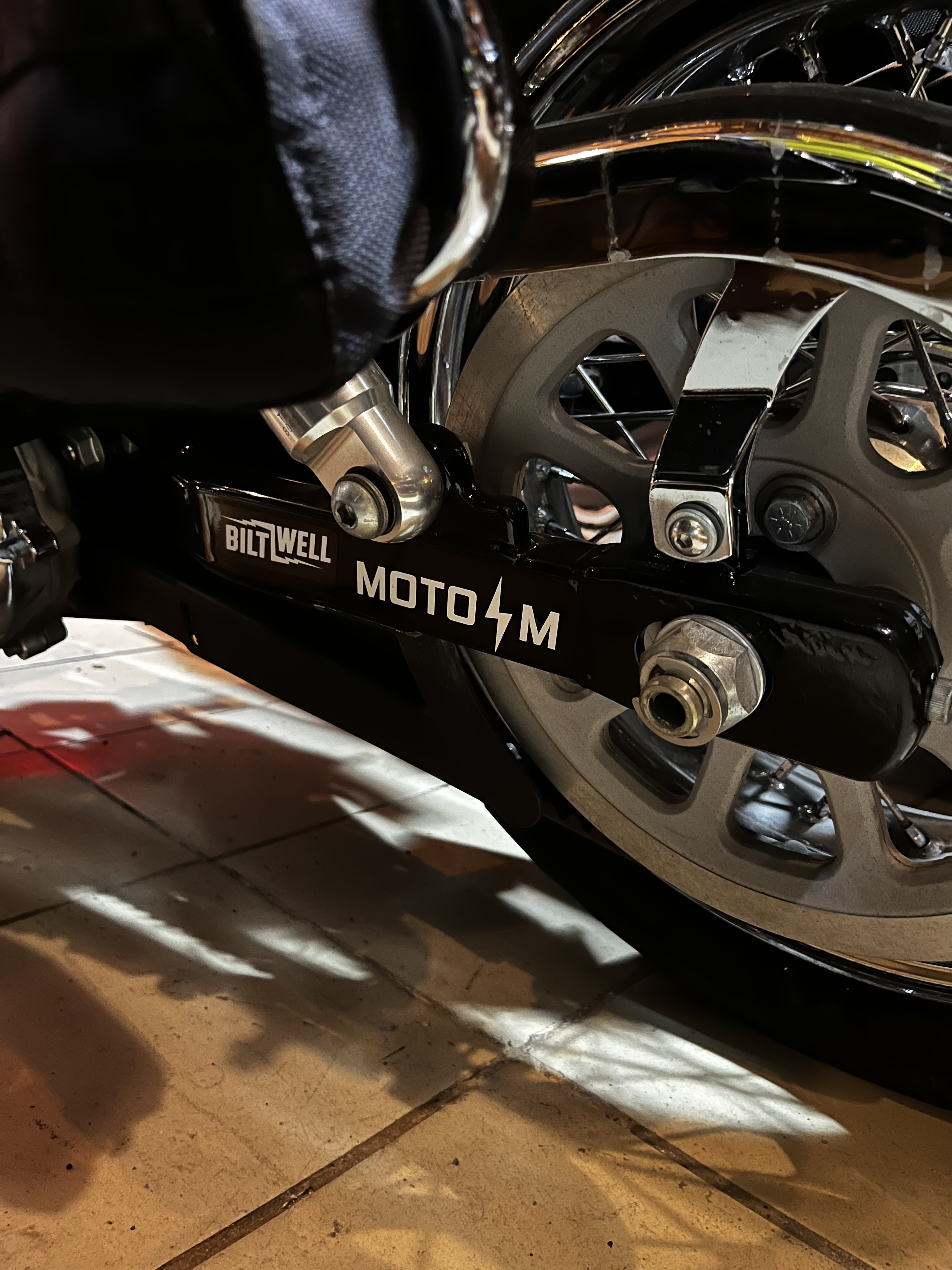 Наклейка Мото-М  - белая 