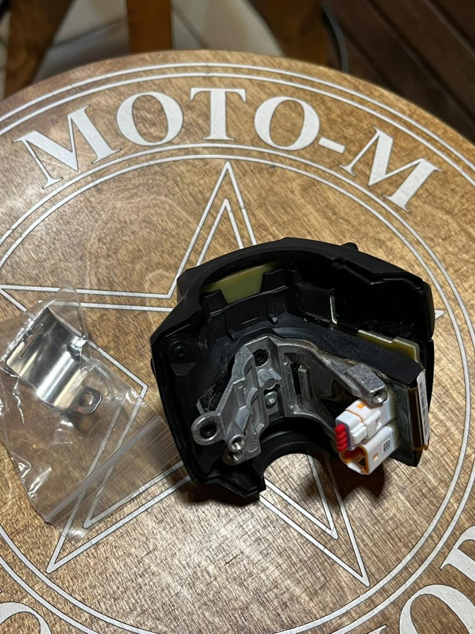 Правый пульт для RH1250S SPORTSTER S, RA1250S PAN AMERICA - OEM Harley-Davidson 71500556 восстановленный