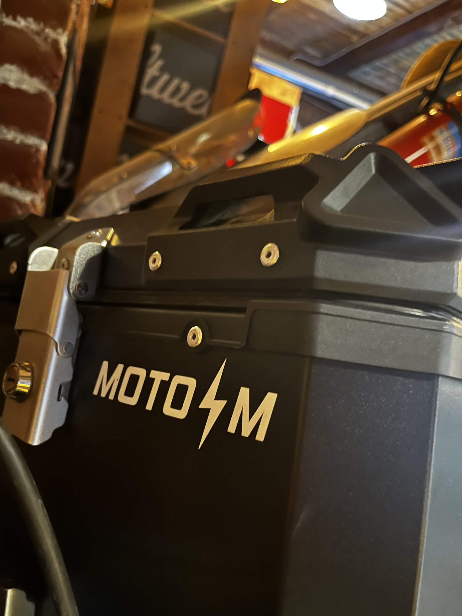 Наклейка Мото-М  - белая 